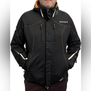 DESCENTE Ski Jacket BLACK HOODED SKI JACKET With Titan Thermo System
SIZE XL